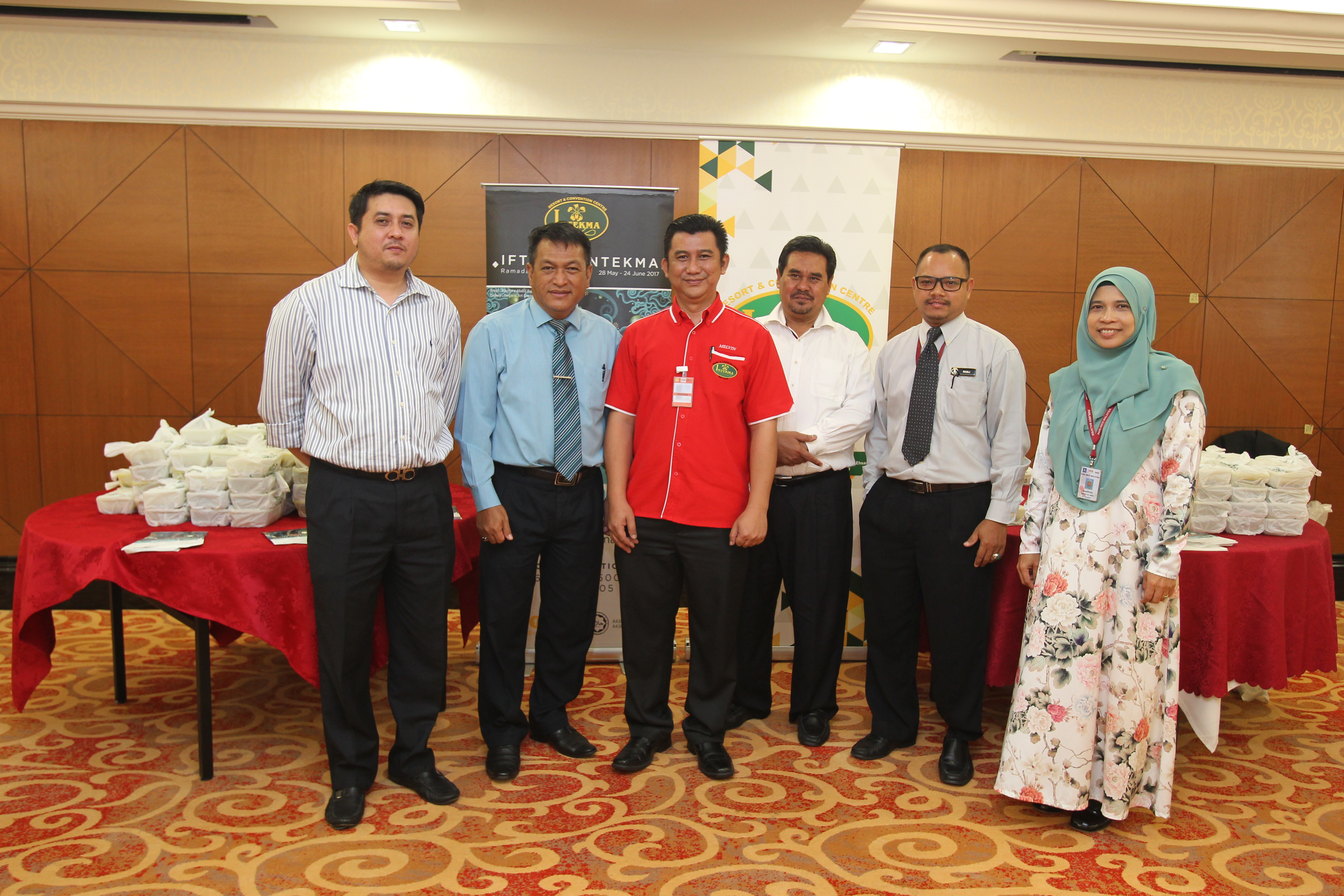 intekma-edar-bubur-lambuk-kepada-warga-parlimen