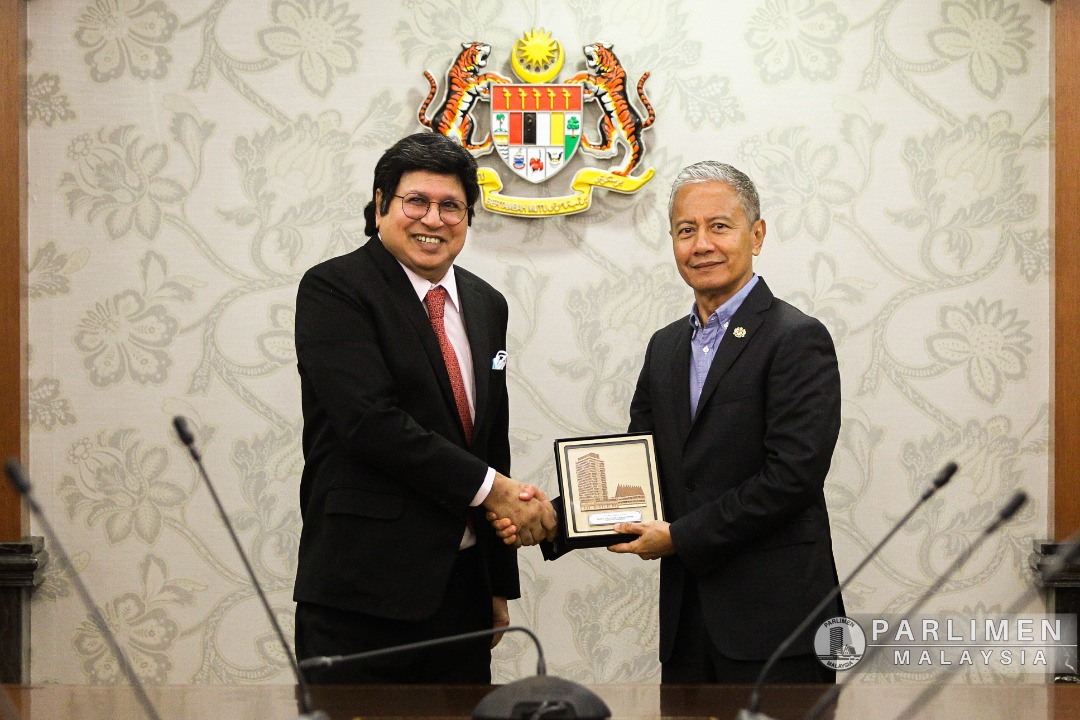 liputan-bergambar-kunjungan-hormat-daripada-ybhg--tan-sri-shahul-hamid--vice-cancelor-unitar-dan-rombongan-ke-atas-yb-tan-sri-azhar-azizan-harun--yang-di-pertua-dewan-rakyat