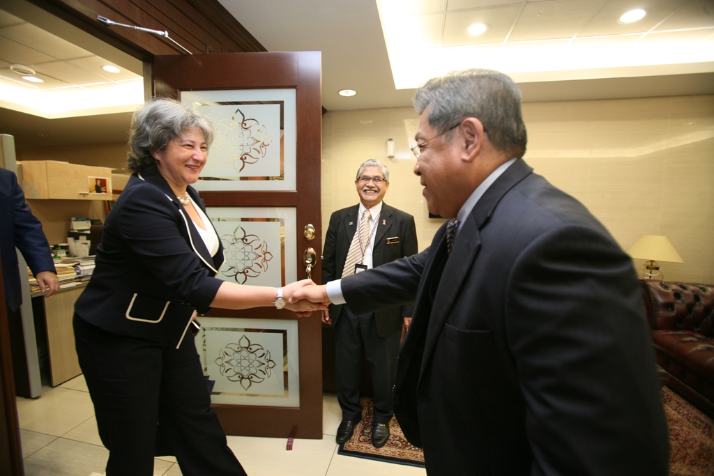 pesuruhjaya-tinggi-british-kunjungi-yang-di-pertua-dewan-rakyat