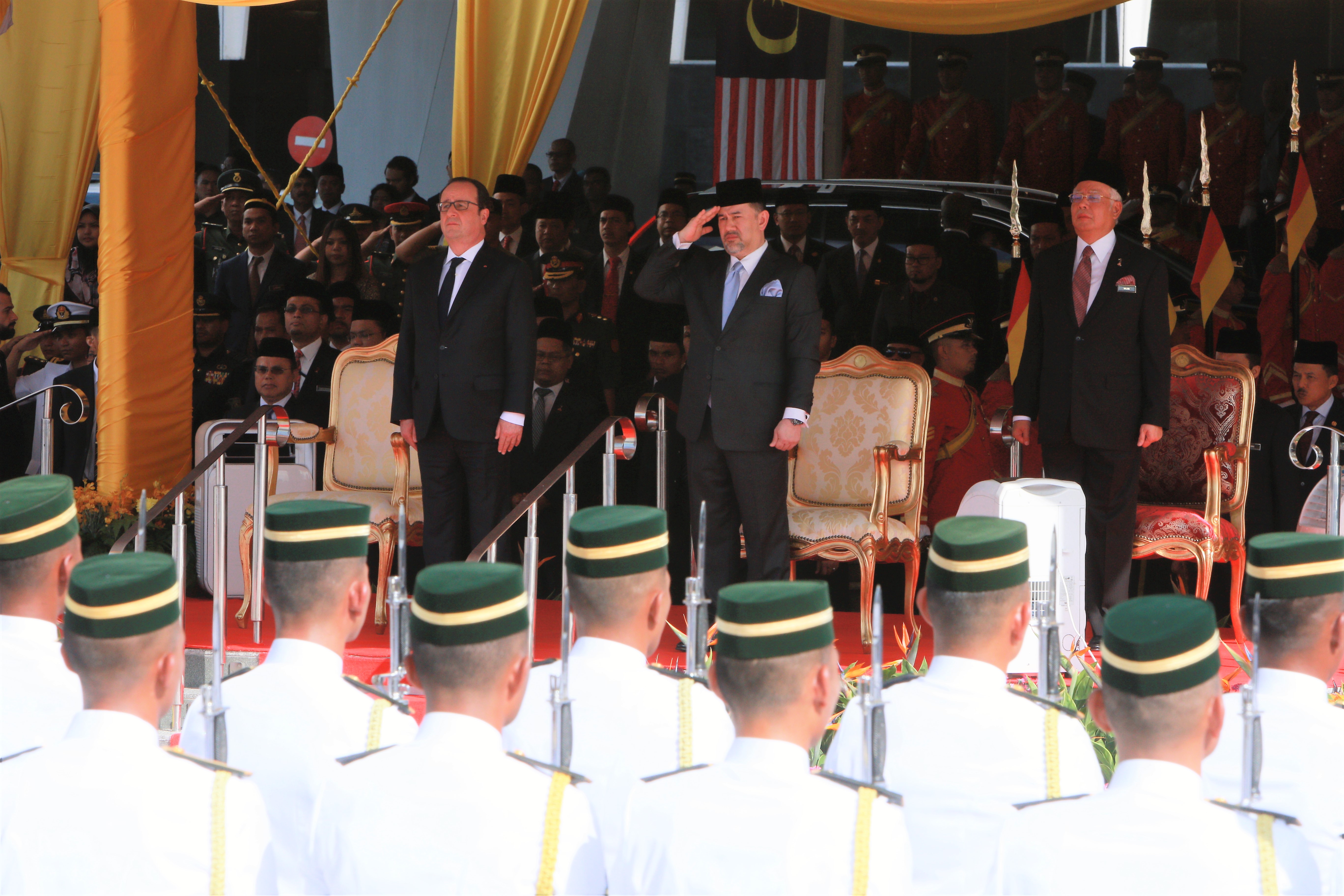 presiden-perancis-diberi-sambutan-negara