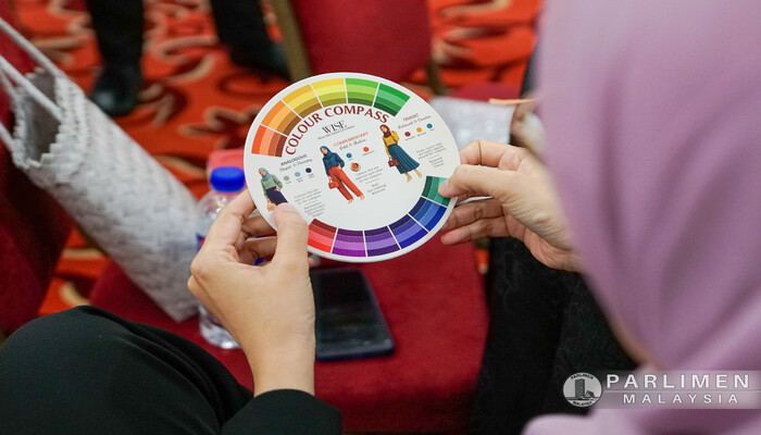 PROGRAM ANALISIS WARNA DAN PENAMPILAN DIRI DI TEMPAT KERJA