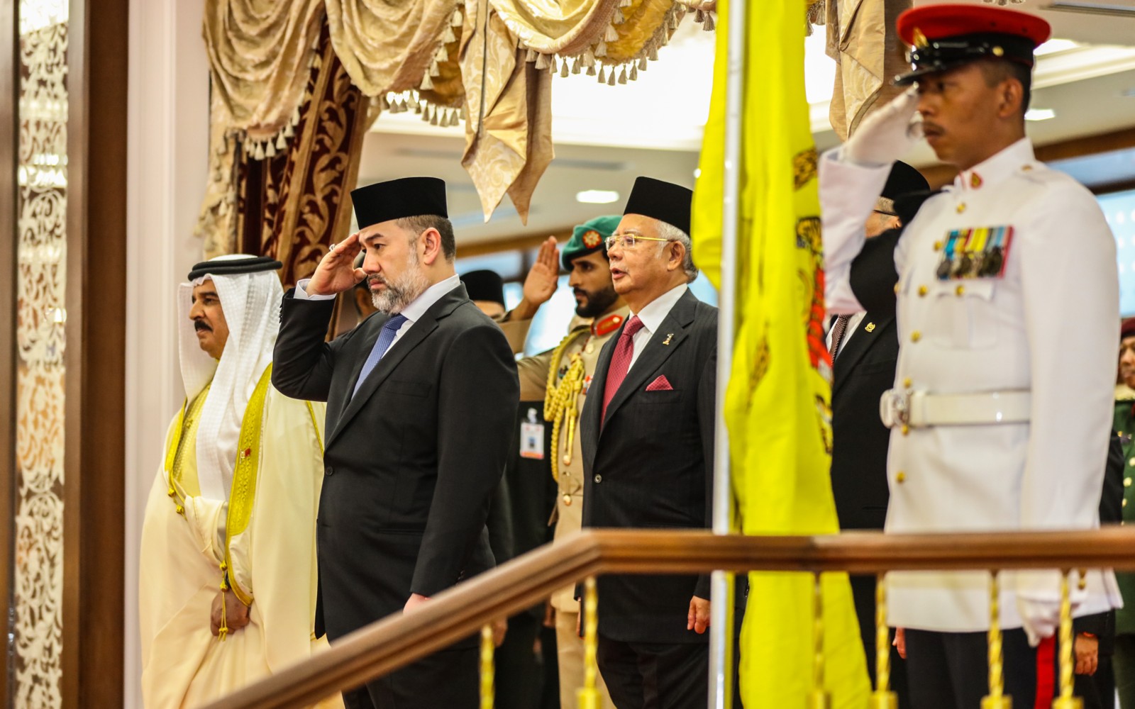 raja-bahrain-diberi-sambutan-negara