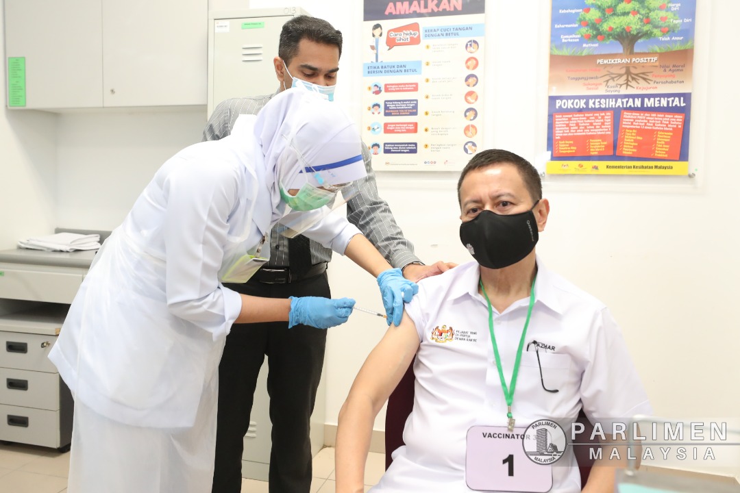 suntikan-vaksin-covid-19-yang-di-pertua-dewan-rakyat-dan-timbalan-yang-di-pertua-dewan-rakyat