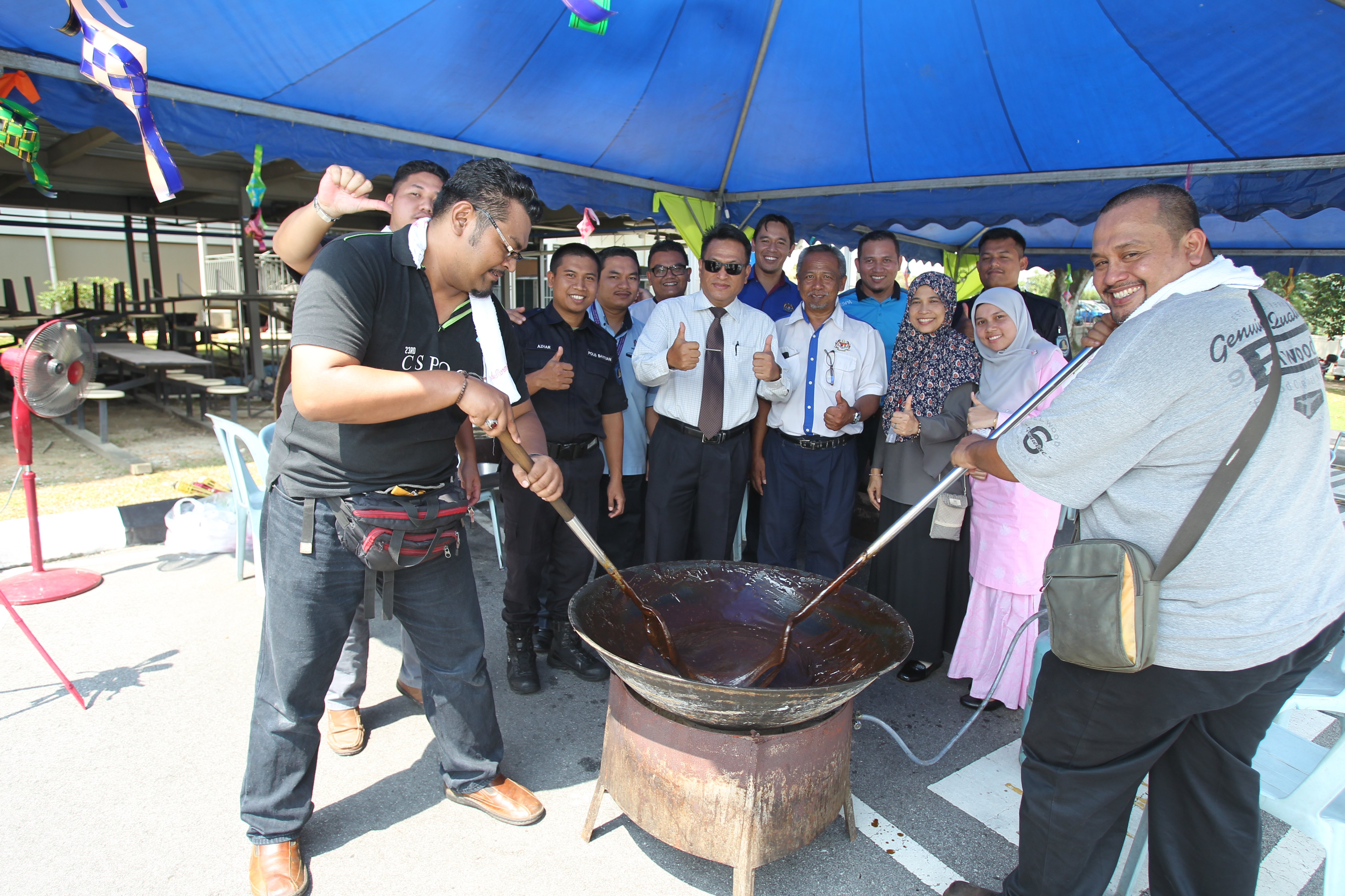 warga-parlimen-kacau-dodol-sempena-sambutan-hari-raya-aidilfitri